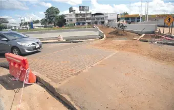  ??  ?? Los cruces peatonales inclusivos también cumplirán la función de reductores de velocidad.