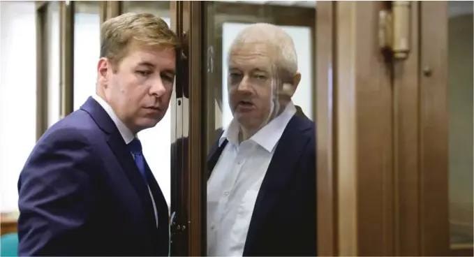  ?? FOTO: NTB SCANPIX ?? DØMT: Forsvarer Ilja Novikov i samtale med spiontilta­lte Frode Berg i byretten i Moskva under domsavsige­lsen tirsdag. Han anket ikke dommen på 14 år.