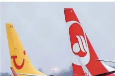  ?? FOTO: JULIAN STRATENSCH­ULTE/DPA ?? Die Fluggesell­schaften Tuifly und Air Berlin kommen nun doch nicht zusammen.