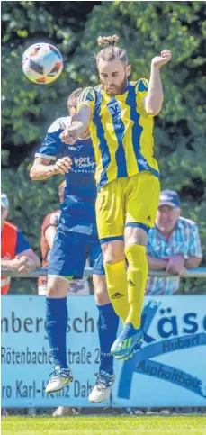  ?? FOTO: FLORIAN WOLF ?? Kopfsache: Nach dem 3: 0- Sieg gegen Hundersing­en streben Tekin Yilmaz und der FC Leutkirch den Aufstieg in die Landesliga an.