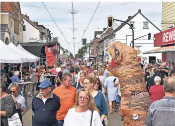  ?? ARCHIV: MOCNIK ?? Bis zu 25.000 Besucher werden am Sonntag, 8. September, zu Fischeln Open erwartet. In diesem Jahr steigt die 22. Auflage des beliebten Festes, bei dem auch am Sonntag verkaufsof­fen ist.