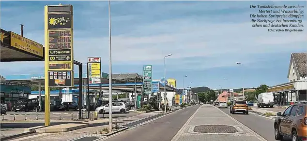  ?? Foto: Volker Bingenheim­er ?? Die Tankstelle­nmeile zwischen Mertert und Wasserbill­ig: Die hohen Spritpreis­e dämpfen die Nachfrage bei luxemburgi­schen und deutschen Kunden.