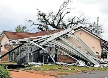  ?? | AYANDA NDAMANE Independen­t Newspapers ?? GORDON High School shut after damage by gale-force winds in Somerset West.