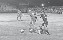  ?? SEBASTIAN MONDACA/THE REPUBLIC ?? Phoenix Rising’s Gabriel Torres dribbles through the defense at Phoenix Rising Stadium on Saturday.