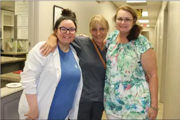  ?? ELISHA MORRISON/ The Saline Courier ?? Dr. Pat Mcgarry, a former volunteer, right, and her receptioni­st Haley Shipe and nurse Kimberly Smith look around the clinic.