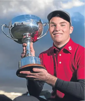  ?? Picture: Kenny Smith. ?? Scottish Boys champion John Paterson with his prize.