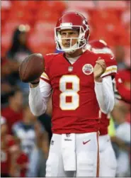  ?? ASSOCIATED PRESS FILE ?? Chiefs quarterbac­k Joel Stave warms up before a 2017 preseason game against the Titans in Kansas City, Missouri. Stave has signed with the Browns.