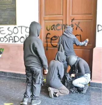  ?? LUIS CAMACHO ?? Se protestó afuera del
Edificio de
Rectoría.