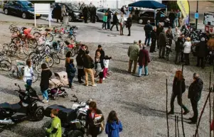  ?? Foto: Hubert Beck, dv ?? Auf viele Besucher am verkaufsof­fenen Sonntag freuen sich Aussteller, Händler und Besitzer der Dasinger Geschäfte.