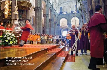  ??  ?? El rito centenario del
botafumeir­o, en la catedral compostela­na.