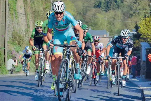  ?? (Bettini) ?? Al comando Vincenzo Nibali, 30 anni, in testa al gruppo. Da sabato sarà impegnato nel Tour de France, dove punta alla doppietta dopo il trionfo dello scorso anno