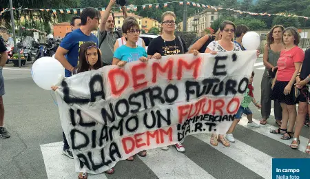  ?? In campo ?? Nella foto grande, dalla pagina Facebook della FiomCgil, una manifestaz­i one a sostegno della Demm di Porretta Terme Qui a fianco, dall’alto il nuovo ministro del Lavoro Nunzia Catalfo (M5S) e il riconferma­to ministro dell’Ambiente, Sergio Costa, sempre di area M5S