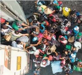  ??  ?? À Pijijiapan, un camionneur a décidé d’aider des dizaines de migrants dans leur périple en les faisant monter dans sa remorque. PHOTO AFP