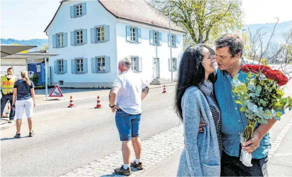  ?? FOTO: CHRISTIAN FLEMMING ?? Glücklich vereint sind Gerd Kaluzinski und Inja Schneider am Samstag zumindest für eine Stunde. Dann muss die Österreich­erin wieder zurück.