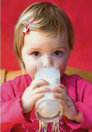  ?? Symbolfoto: Patrick Pleul, dpa ?? Milch ist nicht nur bei Kindern beliebt. Wenn es aber nicht einfach irgendeine Milch sein soll, sondern ökologisch­e und am besten auch regionale, sind Planung und Idealismus notwendig.