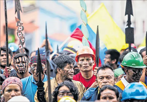  ?? Patricio terán / el comercio ?? • Indígenas shuar y achuar se encargaron de la seguridad del lugar donde se realizó el diálogo.