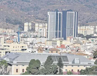  ?? JAVIER ALBIÑANA ?? Vista de viviendas y de las torres de Martiricos.