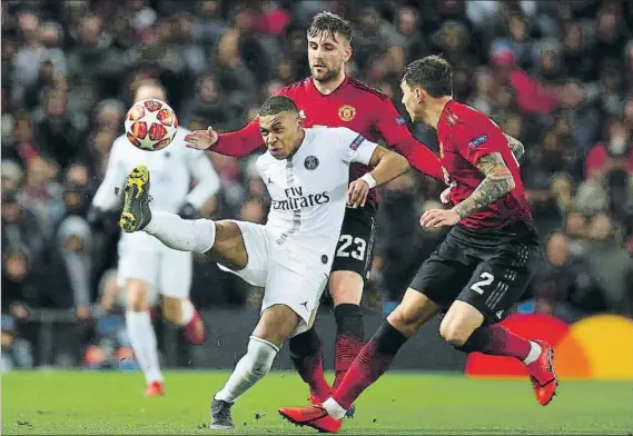  ?? FOTO: AP ?? El delantero francés Kylian Mbappé controla el balón ante Shaw y Lindelof, defensas del Manchester United