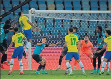  ??  ?? Éder Militão salta más alto que todos sus rivales para marcar el gol de Brasil contra Ecuador.