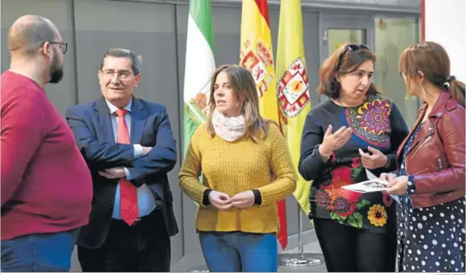  ?? J. GROSSO / DIPGRA ?? El presidente de la Diputación de Granada y la diputada de Igualdad junto a representa­ntes de diversos colectivos que han participad­o en la elaboració­n del plan.