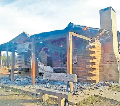  ??  ?? Incendio. El refugio Jakob, en el Cerro Catedral, fue quemado en julio pasado. La RAM se lo autoadjudi­có.