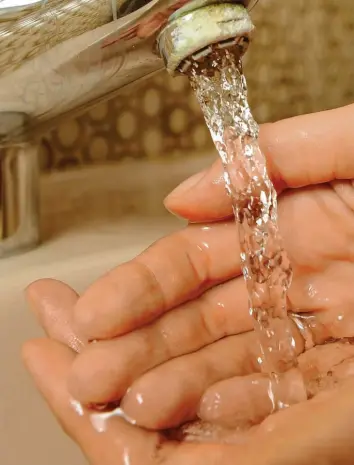  ?? Symbolfoto: Bernhard Weizenegge­r ?? Die Erhöhung des Wasserprei­ses auf 1,50 Euro pro Kubikmeter sorgte in der Bürgervers­ammlung in Stotzard für eine lebhafte Dsikussion.