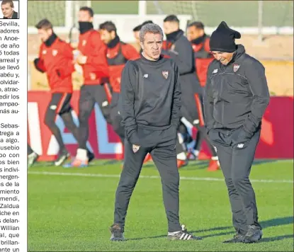  ??  ?? REFLEXIONE­S. Sampaoli habla con Lillo en el entrenamie­nto tras la derrota ante el Madrid.