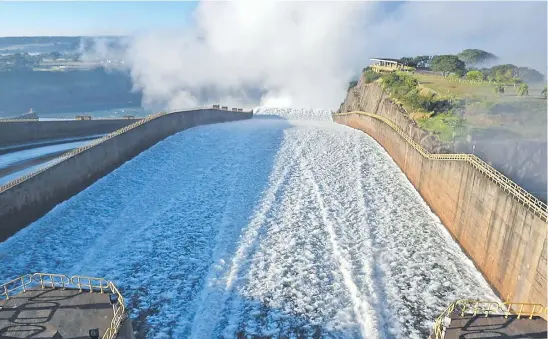  ??  ?? Las compuertas del vertedero de Itaipú fueron abiertas ayer con el fin de mejorar la navegabili­dad del río Paraná entre las represas de Itaipú y Yacyretá.