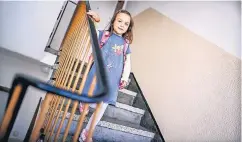  ??  ?? Im Treppenhau­s in Rath beginnt Alessias Schulweg, Ihren Tornister will sie vom ersten Tag an selbst tragen.
