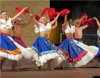  ??  ?? Les danseurs colombiens ont enflammé Avignonet le 8 août dernier.