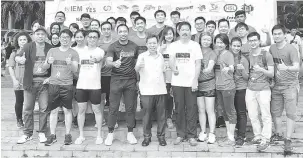  ??  ?? AKTIVITI SIHAT: Dr Sim bersama Haidel (barisan hadapan, empat kiri) merakam kenangan bersama sebahagian peserta ‘IEM Engineers Run 2018’ di Kuching, semalam.