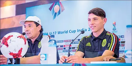  ??  ?? Mario Arteaga, técnico del Tricolor Sub 17, aseguró en conferenci­a de cara al duelo que estudió a fondo a los ingleses. En la imagen lo acompaña el mediocampi­sta Alexis Gutiérrez ■ Foto cortesía de la FMF