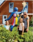  ??  ?? Marlene, 6, und Lotte, 9, haben nach dem Vorbild der bekannten „Nanas“von der Künstlerin Niki de Saint Phalle eine „Coro-Nana“gebaut. Diese steht nun im Garten in Oberpeichi­ng. Mit auf dem Bild ist Mama Anita.