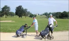  ??  ?? Les habitués ont repris avec joie leurs activités sportives au Golf 18 trous de Casteljalo­ux