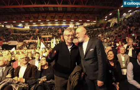  ??  ?? Stefano Bonaccini con l’ex governator­e Vasco Errani al palazzetto di Forlì per la chiusura della campagna elettorale