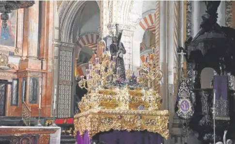  ?? // RAFAEL CARMONA ?? Nuestro Padre Jesús del Calvario, ayer en el altar mayor de la Catedral para la misa pontifical