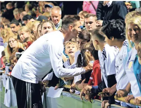  ?? FOTO: IMAGO ?? Fannähe im Amateursta­dion in Berlin: Nationalsp­ieler Niklas Süle macht Selfies und schreibt Autogramme beim öffentlich­en Training.