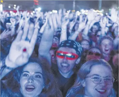  ?? Jordi Cotrina ?? El público sigue el ritmo del DJ Calvin Harris, en el pasado festival Primavera Sound.