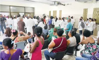  ?? LUIS GÓMEZ ?? Los médicos y otros empleados del sector salud paralizaro­n sus labores durante dos días.