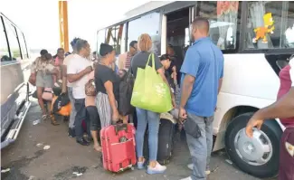  ?? J. ROTESTÁN ?? Cientos de ciudadanos acudieron a las paradas para viajar sus provincias.