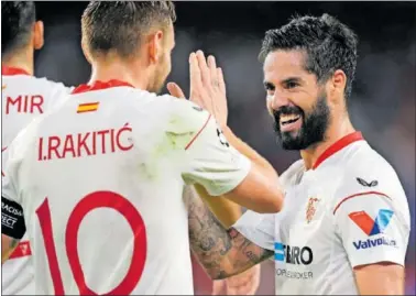  ?? ?? Isco y Rakitic celebran el gol del malagueño al Copenhague.