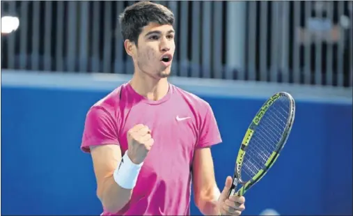  ??  ?? Alcaraz, de 17 años, celebra su triunfo sobre David Goffin, el primer favorito en el Great Ocean y actualment­e 14º del mundo.