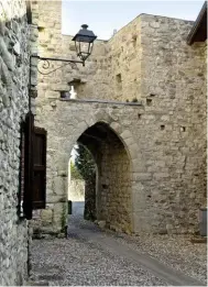  ?? ?? Sopra, un dettaglio dell’anticho Castello di Trebecco, a Credaro, borgo di origine medievale in Valcalepio.