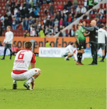  ?? Foto: Klaus Rainer Krieger ?? Wahnsinn: Jeffrey Gouweleeuw kann es nicht fassen. Er muss mit ansehen, wie die Konkurrenz von Hannover 96 einen 2:1 Sieg in Augsburg feiert.