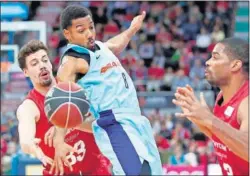  ??  ?? ENERGÍA. Álex Suárez y Gary Neal presionan a Phil Pressey.