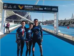 ?? — VIKI LIM ?? Lim (centre) with her husband, Jeffery Wong (right) at the Trinidad Alfonso Valencia Marathon in Spain in Nov 2014.