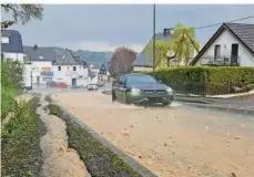  ?? FOTO: FLORIAN BLAES ?? Schweres Unwetter in Morbach: Binnen kurzer Zeit wurden am Donnerstag­nachmittag Straßen und Keller überflutet.