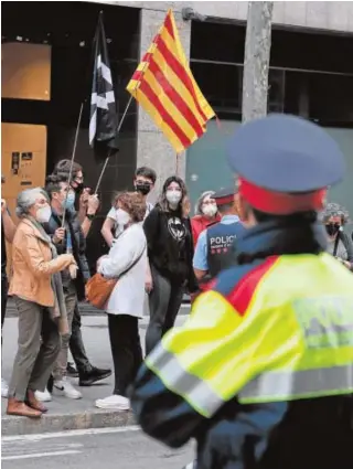  ?? PEP DALMAU ?? Manifestan­tes por el pacto con Junts, ayer en la sede de ERC