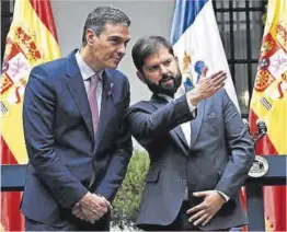  ?? Rodrigo Arangua / AFP ?? El presidente del Gobierno, Pedro Sánchez, con el presidente de Chile, Gabriel Boric, ayer en Santiago.
