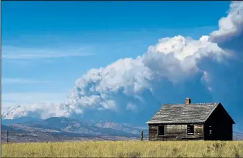  ?? Matthew Jonas / Staff Photograph­er ?? A smoke plume from the Cameron Peak Fire burning northwest of Loveland is seen from Vermillion Road near Longmont on Wednesday.